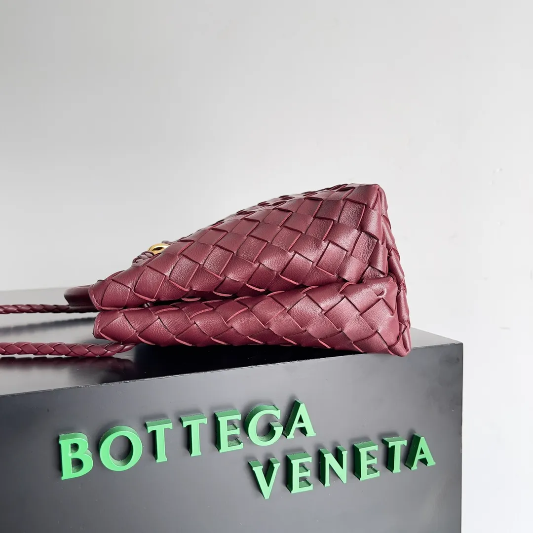 The 2023 new Andiamo batch of 1860 BV has been shipped‼ ️Really popular🔥The new Andiamo woven handbag launched by Bottega Veneta this season is really popular all over the world! ! Celebrities at home and abroad have worn it, and Oscar-winning actress Michelle Yeoh has taken it out on the street. Song Jia, Trai Yara, Yu Feihong, Sanji Ayaka, Rosie Hunting-Whiteley, Yoshioka Riho, etc. have all picked up this bag. It is classic and versatile, showing off its temperament, and the bag capacity is also large, which is very convenient for daily commuting! ! A variety of carrying methods, the shoulder straps can be adjusted by yourself, the original lambskin feels soft and delicate, and the neutral style is made to break gender boundaries and bring a more practical and longer-lasting use experience. Andiamo, which has both elegant and casual styles, perfectly interprets the true appearance of "fashionable old money style". Style number: 743568 Size: 25*22*10.5cm